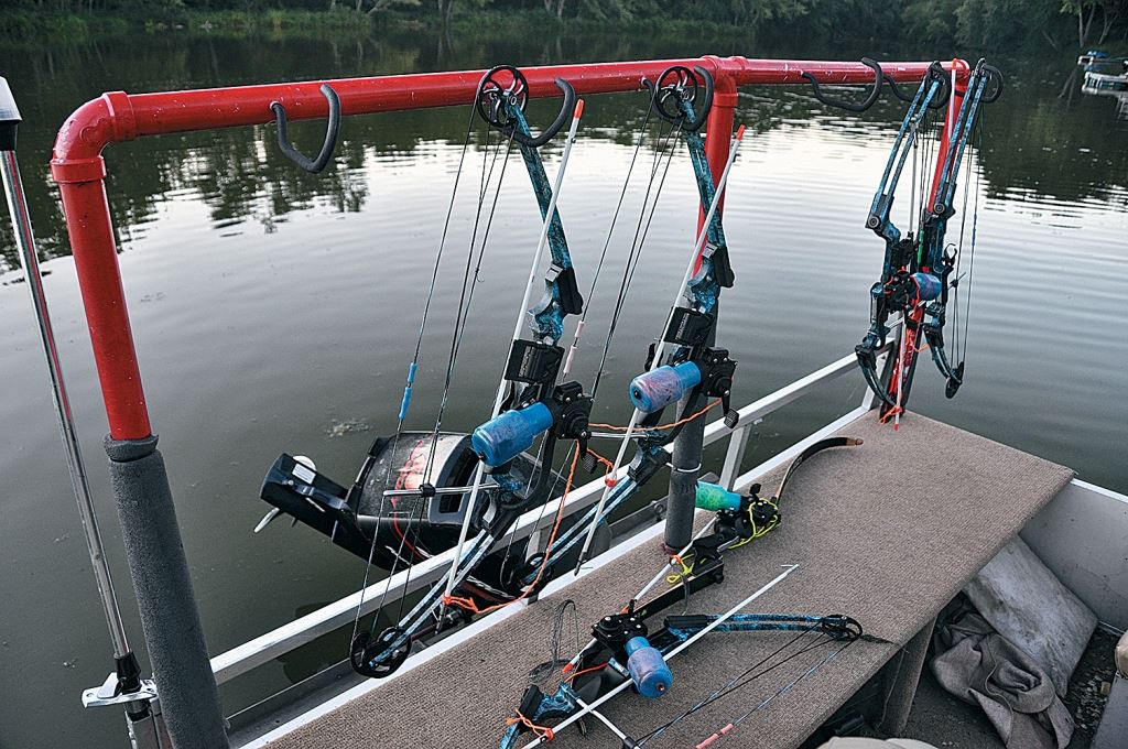 bowfishing the dells with redbeard pontoon & deck boat